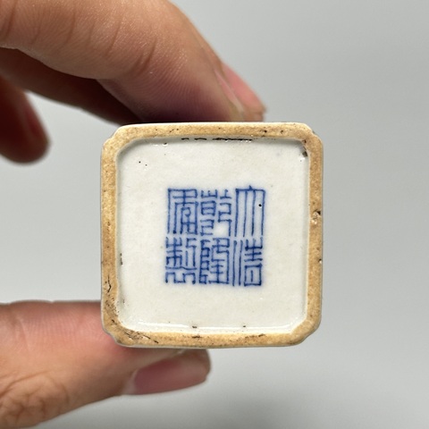 古玩陶瓷青花人物故事紋鼻煙壺真品鑒賞圖