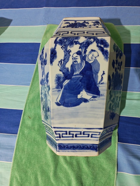 古玩陶瓷青花人物故事六方截口瓶真品鑒賞圖