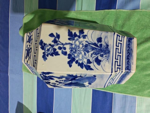 古玩陶瓷青花人物故事六方截口瓶真品鑒賞圖