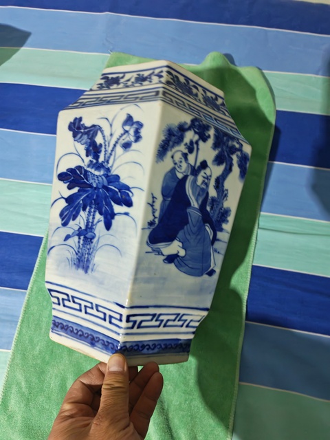 古玩陶瓷青花人物故事六方截口瓶真品鑒賞圖