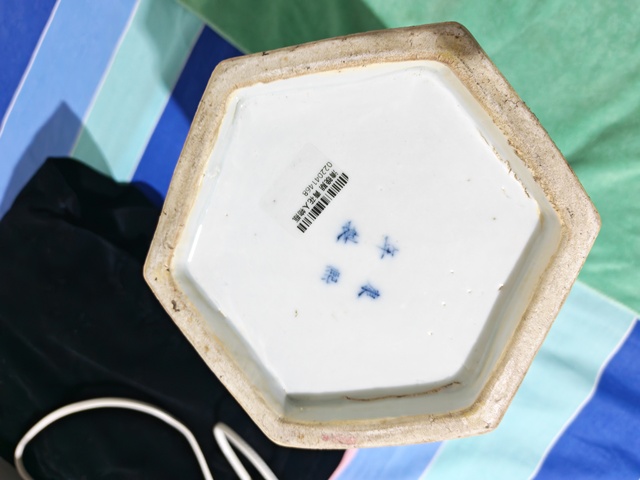 古玩陶瓷青花人物故事六方截口瓶真品鑒賞圖