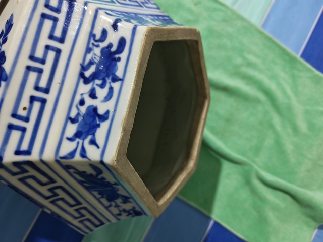 古玩陶瓷青花人物故事六方截口瓶真品鑒賞圖