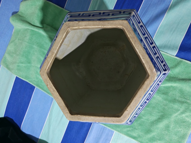 古玩陶瓷青花人物故事六方截口瓶真品鑒賞圖