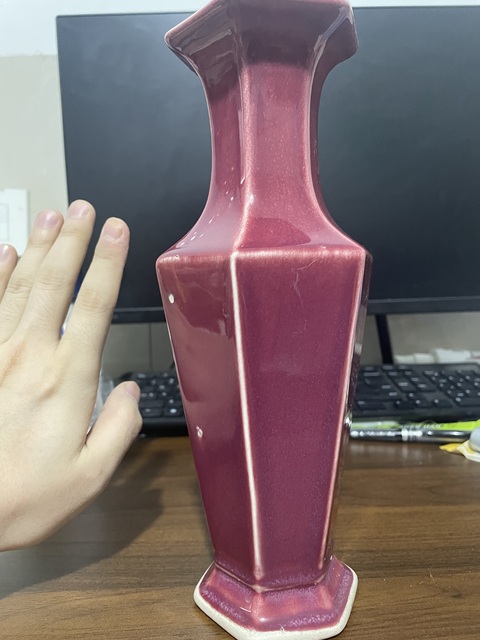 古玩陶瓷紅釉六方瓶真品鑒賞圖