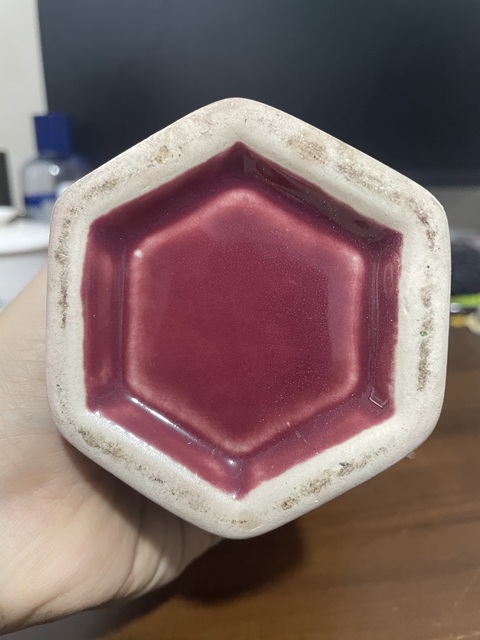 古玩陶瓷紅釉六方瓶真品鑒賞圖