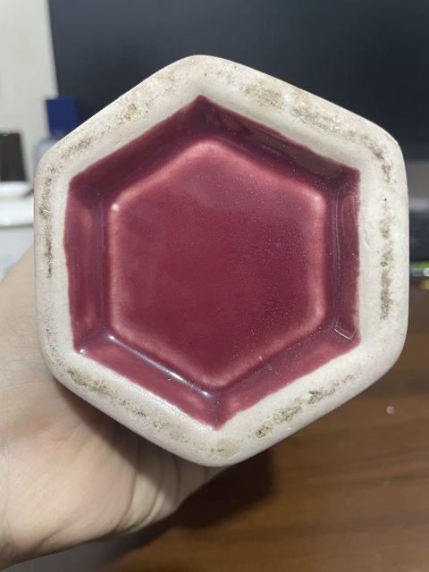 古玩陶瓷紅釉六方瓶真品鑒賞圖