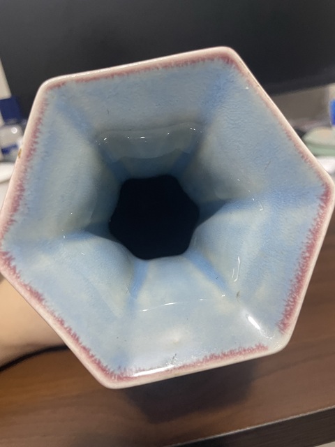 古玩陶瓷紅釉六方瓶真品鑒賞圖