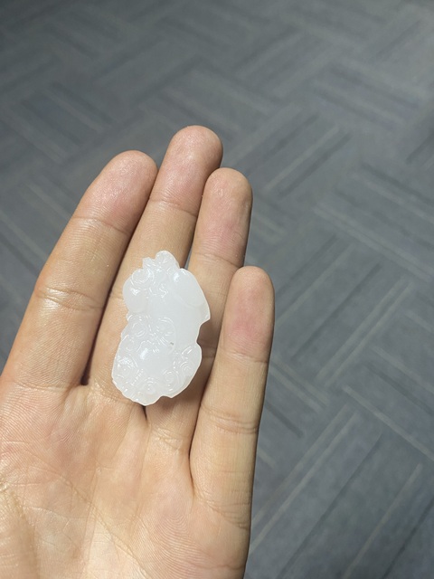 古玩玉器方解石玉瑞獸掛件真品鑒賞圖