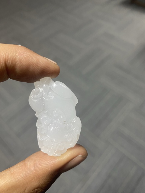 古玩玉器方解石玉瑞獸掛件真品鑒賞圖