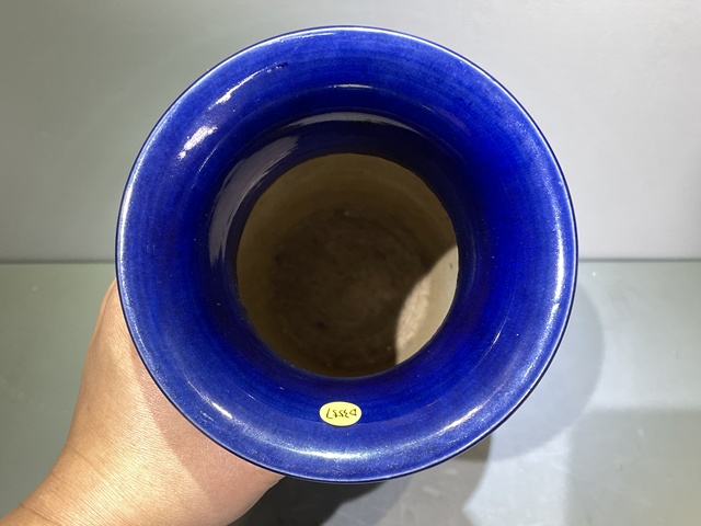 古玩陶瓷清中期霽藍釉賞瓶真品鑒賞圖