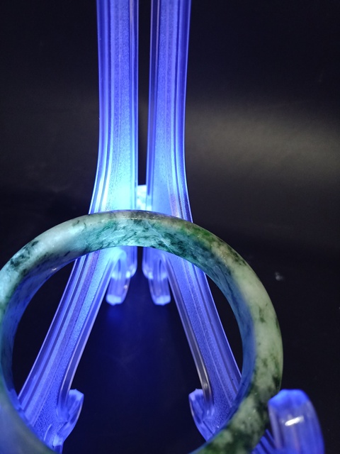 古玩玉器【天然翡翠A貨】翡翠鐲子【糯冰飄綠花】拍賣，當(dāng)前價(jià)格0元