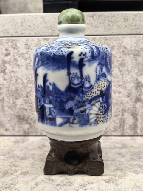 古玩陶瓷青花釉里紅人物故事紋鼻煙壺真品鑒賞圖