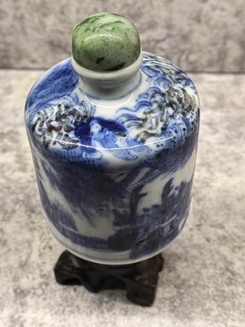 古玩陶瓷青花釉里紅人物故事紋鼻煙壺真品鑒賞圖