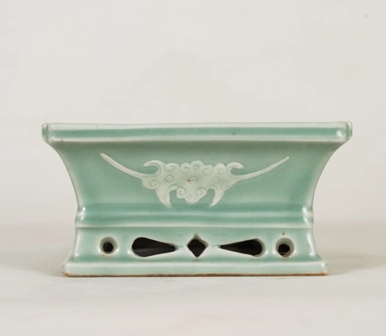 古玩陶瓷豆青堆白水仙盆真品鑒賞圖