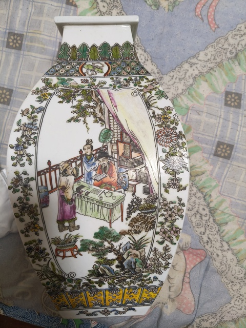 古玩陶瓷五彩人物四方瓶真品鑒賞圖