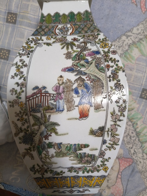 古玩陶瓷五彩人物四方瓶真品鑒賞圖