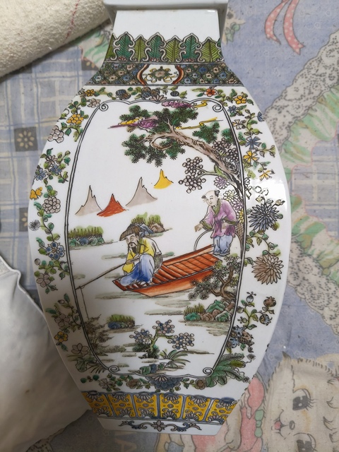 古玩陶瓷五彩人物四方瓶真品鑒賞圖