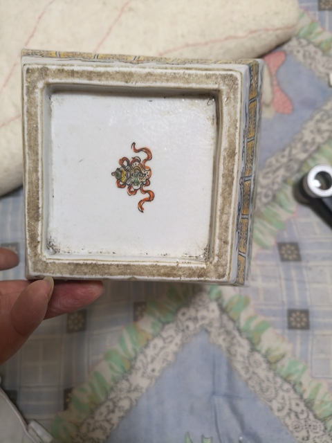 古玩陶瓷五彩人物四方瓶真品鑒賞圖