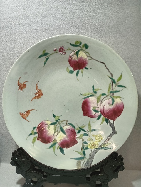 古玩陶瓷粉彩壽桃紋盤真品鑒賞圖