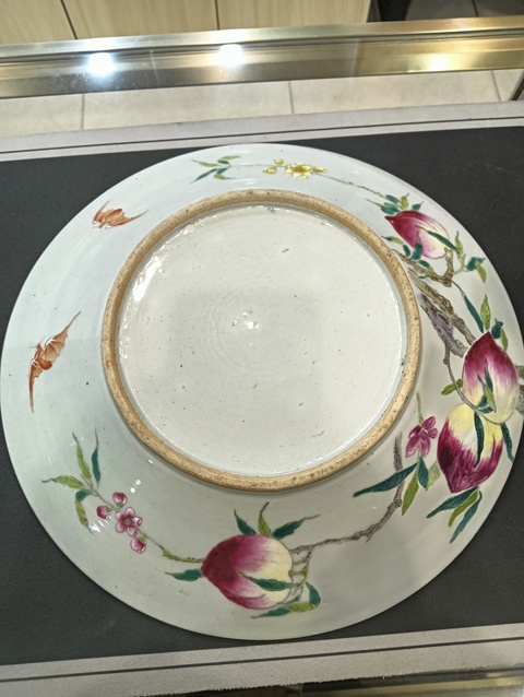 古玩陶瓷粉彩壽桃紋盤真品鑒賞圖