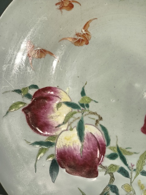 古玩陶瓷粉彩壽桃紋盤真品鑒賞圖
