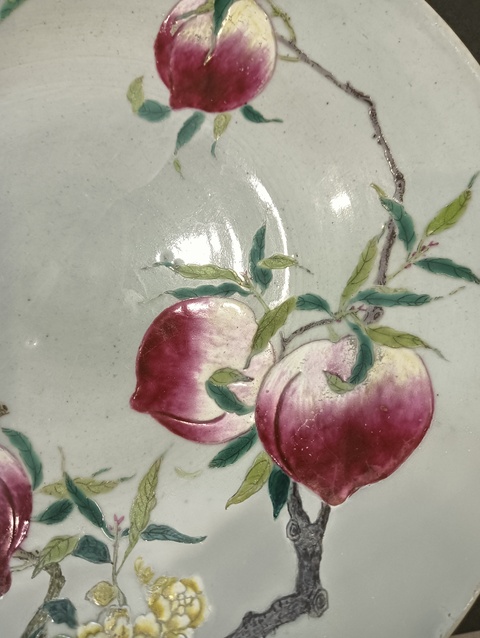 古玩陶瓷粉彩壽桃紋盤真品鑒賞圖