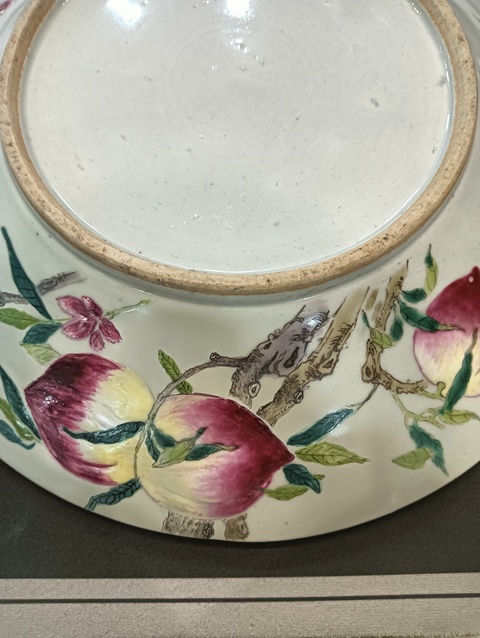 古玩陶瓷粉彩壽桃紋盤真品鑒賞圖