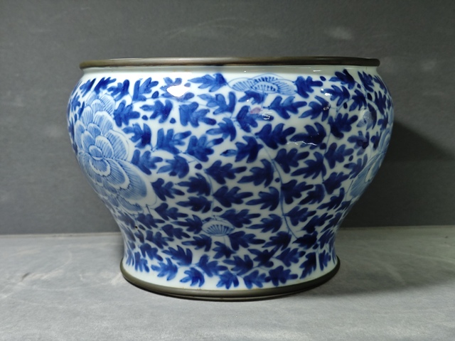 古玩陶瓷清晚期 青花纏枝花卉紋馬蹄尊真品鑒賞圖