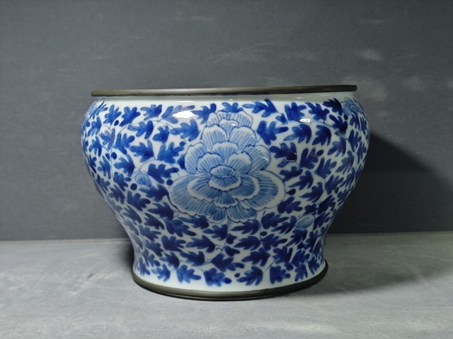 古玩陶瓷清晚期 青花纏枝花卉紋馬蹄尊真品鑒賞圖