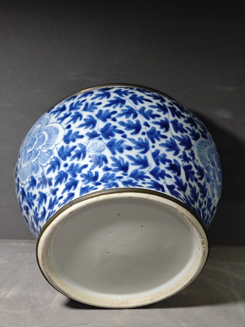 古玩陶瓷清晚期 青花纏枝花卉紋馬蹄尊真品鑒賞圖