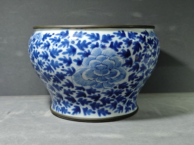 古玩陶瓷清晚期 青花纏枝花卉紋馬蹄尊真品鑒賞圖