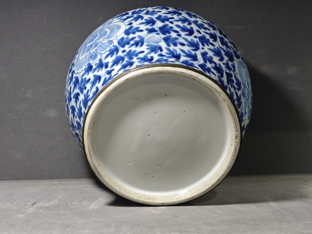 古玩陶瓷清晚期 青花纏枝花卉紋馬蹄尊真品鑒賞圖