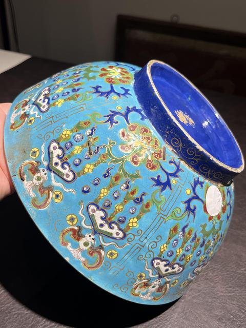 古玩陶瓷藍地粉彩花卉紋大碗真品鑒賞圖