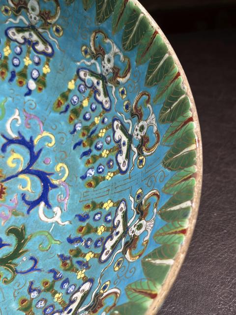 古玩陶瓷藍地粉彩花卉紋大碗真品鑒賞圖