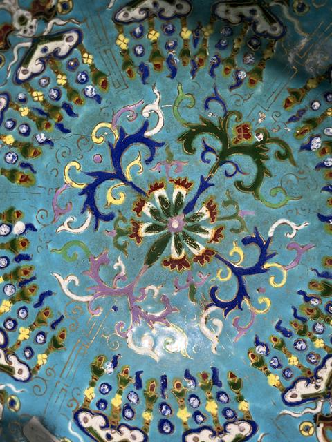 古玩陶瓷藍地粉彩花卉紋大碗真品鑒賞圖