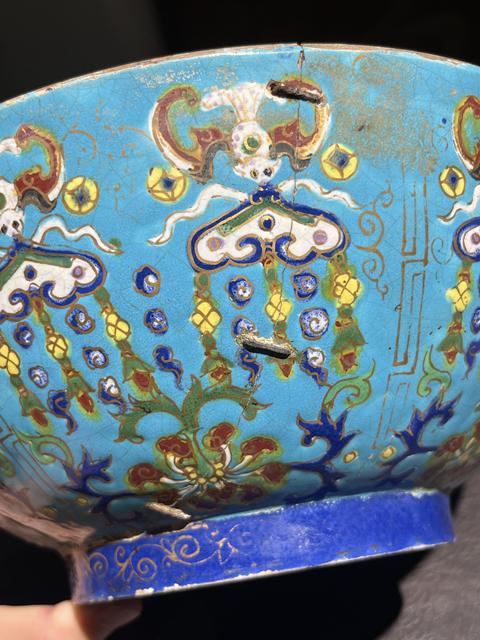 古玩陶瓷藍地粉彩花卉紋大碗真品鑒賞圖