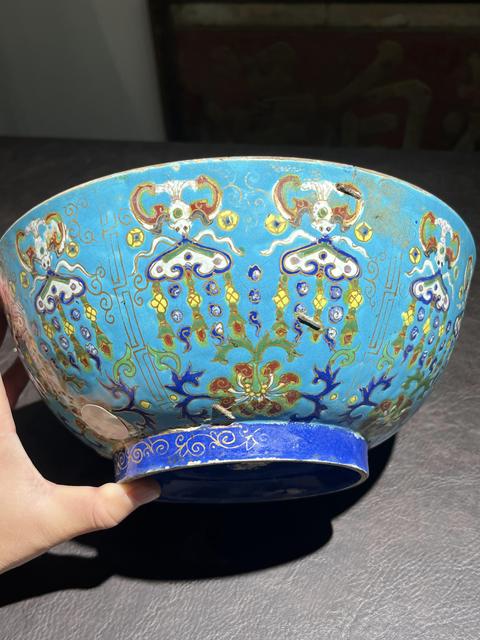 古玩陶瓷藍地粉彩花卉紋大碗真品鑒賞圖