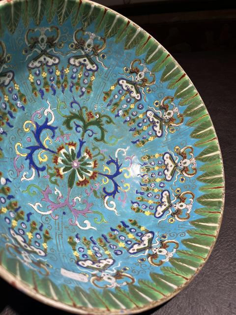 古玩陶瓷藍地粉彩花卉紋大碗真品鑒賞圖