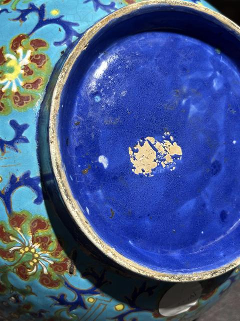 古玩陶瓷藍地粉彩花卉紋大碗真品鑒賞圖