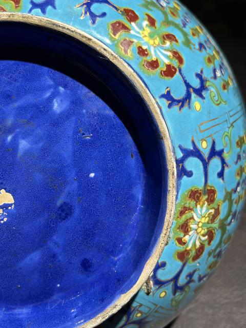 古玩陶瓷藍地粉彩花卉紋大碗真品鑒賞圖