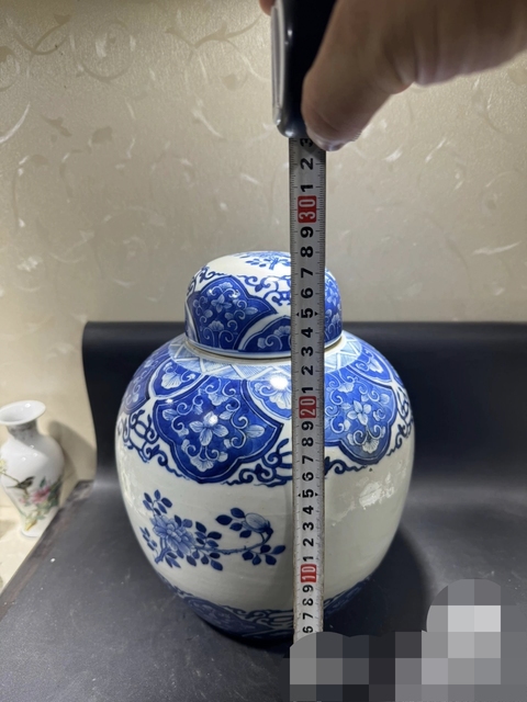 古玩陶瓷青花花卉紋蓋罐真品鑒賞圖