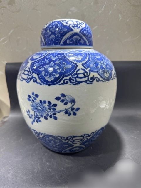 古玩陶瓷青花花卉紋蓋罐真品鑒賞圖