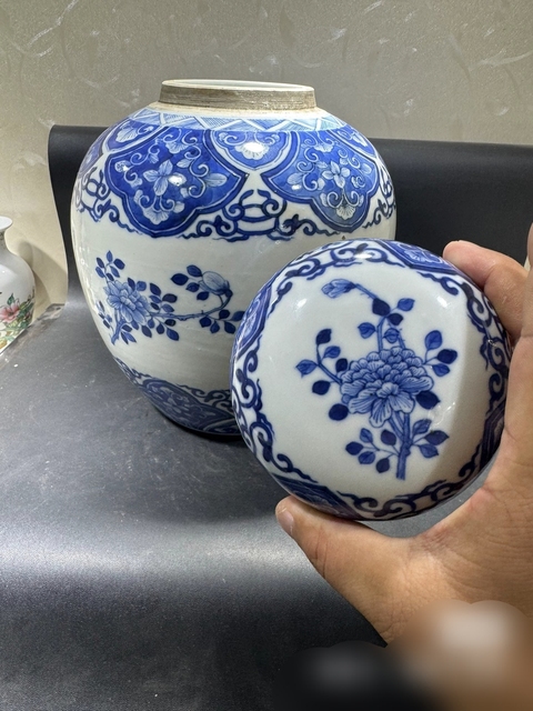 古玩陶瓷青花花卉紋蓋罐真品鑒賞圖