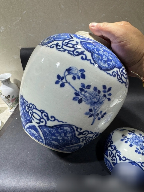 古玩陶瓷青花花卉紋蓋罐真品鑒賞圖
