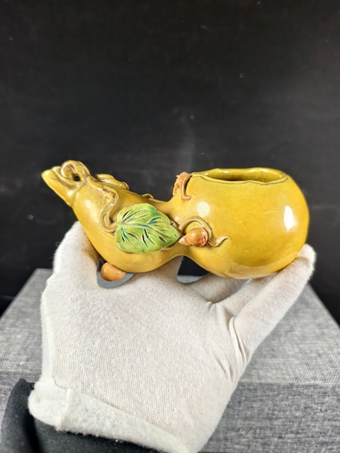 古玩陶瓷黃釉地素三彩葫蘆型文房真品鑒賞圖