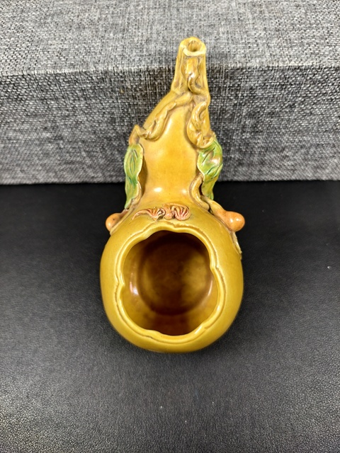 古玩陶瓷黃釉地素三彩葫蘆型文房真品鑒賞圖