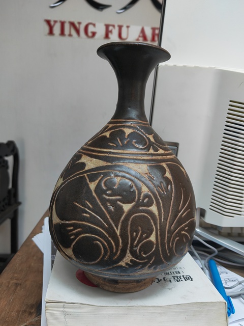 古玩陶瓷褐釉刻花玉壺春瓶真品鑒賞圖