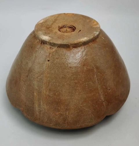 古玩陶瓷五代越窯花口出筋盞真品鑒賞圖