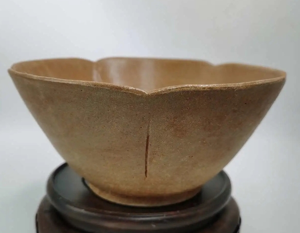 古玩陶瓷五代越窯花口出筋盞真品鑒賞圖