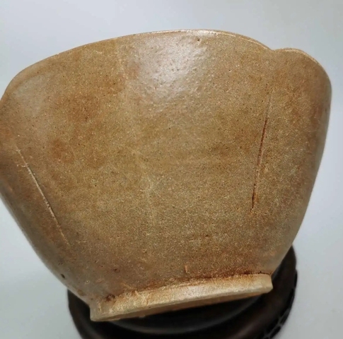 古玩陶瓷五代越窯花口出筋盞真品鑒賞圖